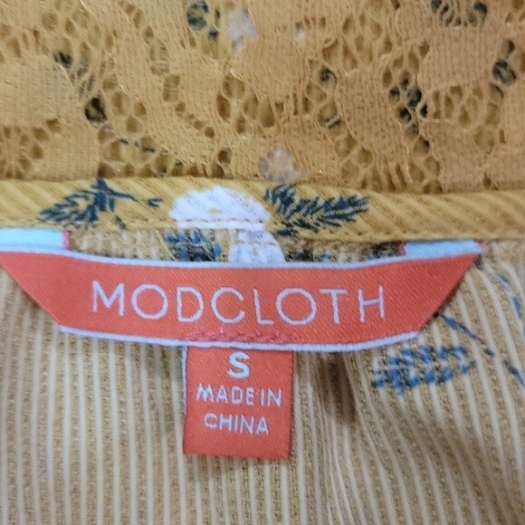 MODCLOTH Floral Lace V-neck Top size  S - Picture 8 of 9